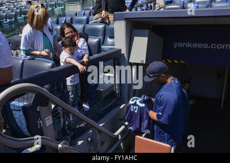 Il Bronx, New York, Stati Uniti d'America. Xvi Apr, 2016. Robinson Cano (marittimi), Aprile 16, 2016 - MLB : Robinson Cano dei Seattle Mariners firma autografi per i fan prima della Major League Baseball gioco contro i New York Yankees allo Yankee Stadium nel Bronx, New York, Stati Uniti. © Hiroaki Yamaguchi/AFLO/Alamy Live News Foto Stock