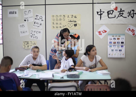 (160420) -- Sao Paulo (Brasile), 20 aprile 2016 (Xinhua) -- Immagine presa il 18 aprile 2016, mostra agli studenti di prendere una lingua cinese di classe a 'CEU Meninos' municipale scuola pubblica in Sao Paulo, Brasile. Le classi di cinese a 'CEU Meninos' scuola sono promosso in collaborazione tra la scuola e il Confucio Intitute. Attualmente 125 studenti provenienti da sei a quattordici anni frequenta le lezioni in 'CEU Meninos'. Il giorno della lingua cinese si celebra ogni anno il 20 aprile, volto a promuovere il multilinguismo e la diversità culturale e la parità di utilizzo di lingue ufficiali delle Nazioni Unite nel loro forum. (Xinhua Foto Stock