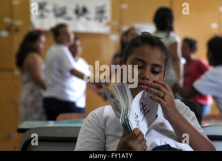 (160420) -- Sao Paulo (Brasile), 20 aprile 2016 (Xinhua) -- Immagine presa il 18 aprile 2016, mostra agli studenti di prendere una lingua cinese di classe a 'CEU Meninos' municipale scuola pubblica in Sao Paulo, Brasile. Le classi di cinese a 'CEU Meninos' scuola sono promosso in collaborazione tra la scuola e il Confucio Intitute. Attualmente 125 studenti provenienti da sei a quattordici anni frequenta le lezioni in 'CEU Meninos'. Il giorno della lingua cinese si celebra ogni anno il 20 aprile, volto a promuovere il multilinguismo e la diversità culturale e la parità di utilizzo di lingue ufficiali delle Nazioni Unite nel loro forum. (Xinhua Foto Stock