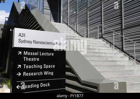 Sydney, Australia. Il 20 aprile 2016. L'Università di Sydney ha lanciato il suo nuovo $150m nanoscienza Hub con Australian Academy of Science Presidente, Andrew Holmes, e noi Microsoft executive, Dr Norma Whitaker. Sydney nanoscienza mozzo, Fisica Rd, Università di Sydney's Camperdown Campus, Sydney NSW. Credito: Richard Milnes/Alamy Live News Foto Stock