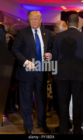 New York, Stati Uniti d'America. 19 Aprile, 2016. Donald Trump arriva per voto primario vittoria festeggiamenti al Trump Tower sulla Quinta Avenue Credito: lev radin/Alamy Live News Foto Stock