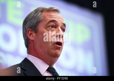 Londra, Regno Unito. 19 Aprile, 2016. Leader UKIP Nigel Farage unisce Peter Whittle, London Mayoral candidato e l'UKIP London Assembly team a lanciare il suo London manifesto elettorale a Emmanuel Center di Westminster. Credito: Dinendra Haria/Alamy Live News Foto Stock