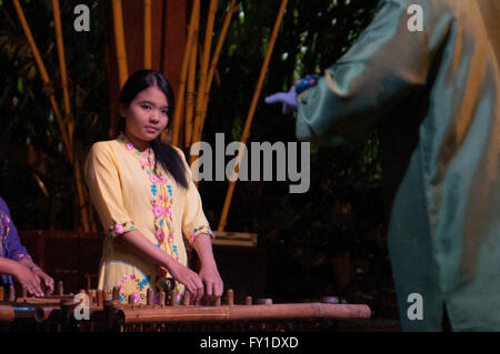 Angklung artisti interpreti o esecutori in Saung Udjo. Questo Sundanese tradizionale strumento di bambù anche giocare moderna musica pop al visitatore entertaint. (Foto di Anton Raharjo/Pacific Stampa) Foto Stock