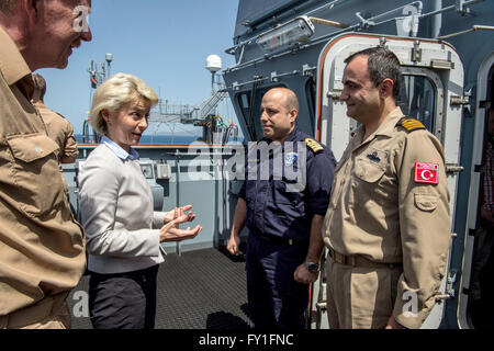 Mare Egeo, sulla costa turca. Xx Aprile, 2016. Ministro tedesco della difesa, Ursula von der Leyen (2a da L) Chat con bagno turco liaison officer comandante Lt Mustafa Kumek (R) e il Greco Liaison Officer Commander Antonios Pefanis (2a da R) come flottiglia tedesca Admiral Joerg Klein (L) si affaccia sulla marina militare tedesca nave appoggio Bonn, nel Mare Egeo, al largo della costa turca, il 20 aprile 2016. La Conferenza di Bonn è parte di una NATO presenza navale nel Mar Egeo destinato ad osservare e monitorare i movimenti illegali tra la Turchia e la Grecia. Credito: dpa picture alliance/Alamy Live News Foto Stock