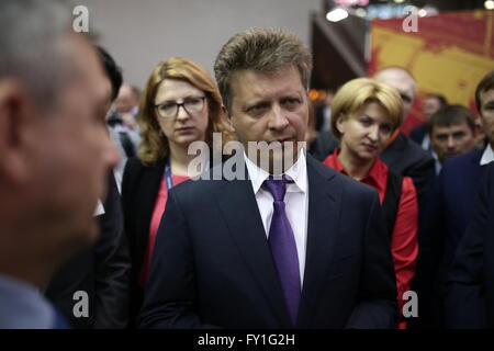 Mosca, Russia. Xix Apr, 2016. Russo il Ministro dei trasporti Maxim Sokolov (C) indirizzi durante la logistica TRANSRUSSIA exposition a Mosca, in Russia, il 19 aprile 2016. © Evgeny Sinitsyn/Xinhua/Alamy Live News Foto Stock