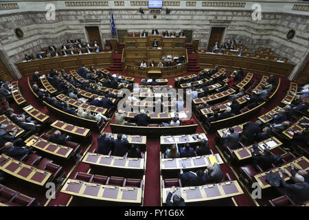 Atene, Grecia. Xx Apr, 2016. Vista generale del parlamento greco durante la conversazione. Il greco i legislatori di discutere in Parlamento greco ha problemi di sicurezza per il cittadino Greeek dopo Leader della nuova democrazia Kiriakos Mitsotakis suggerimento. Credito: George Panagakis/Pacific Press/Alamy Live News Foto Stock