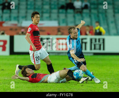 Sydney, Australia. Xx Apr, 2016. Rhyan Bert concedere (1R) dell'Australia Sydney FC compete per la sfera con giocatori provenienti da Giappone Urawa Red Diamonds durante un gruppo H match di 2016 AFC Champions League asiatica a Sydney in Australia, 20 aprile 2016. © Zhu Hongye/Xinhua/Alamy Live News Foto Stock