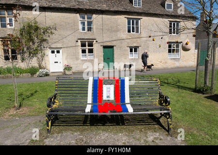 Fairford, UK. Xx aprile 2016. La donna in maglia di istituto omaggio alla regina per il suo novantesimo compleanno il XXI aprile di quest'anno. Il wi hanno lavorato a maglia sciarpe in rosso, bianco e blu e viola e di lana fatti pom pom in rappresentanza di api e un alveare. Essi hanno decorato la cotswold town con questi e foto della regina per festeggiare il suo compleanno e le tradizioni di lavorazione a maglia nel wi. fairford nel Gloucestershire era conosciuta come una città di lana ed è ancora in un allevamento di pecore area. Credito: flo smith/alamy live news Foto Stock