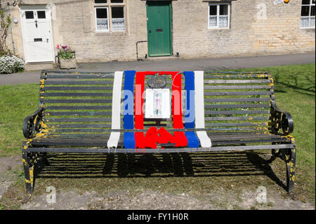 Fairford, UK. Xx aprile 2016. La donna in maglia di istituto omaggio alla regina per il suo novantesimo compleanno il XXI aprile di quest'anno. Il wi hanno lavorato a maglia sciarpe in rosso, bianco e blu e viola e di lana fatti pom pom in rappresentanza di api e un alveare. Essi hanno decorato la cotswold town con questi e foto della regina per festeggiare il suo compleanno e le tradizioni di lavorazione a maglia nel wi. fairford nel Gloucestershire era conosciuta come una città di lana ed è ancora in un allevamento di pecore area. Credito: flo smith/alamy live news Foto Stock