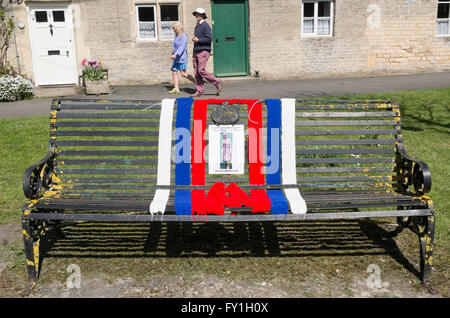 Fairford, UK. Xx aprile 2016. La donna in maglia di istituto omaggio alla regina per il suo novantesimo compleanno il XXI aprile di quest'anno. Il wi hanno lavorato a maglia sciarpe in rosso, bianco e blu e viola e di lana fatti pom pom in rappresentanza di api e un alveare. Essi hanno decorato la cotswold town con questi e foto della regina per festeggiare il suo compleanno e le tradizioni di lavorazione a maglia nel wi. fairford nel Gloucestershire era conosciuta come una città di lana ed è ancora in un allevamento di pecore area. Credito: flo smith/alamy live news Foto Stock