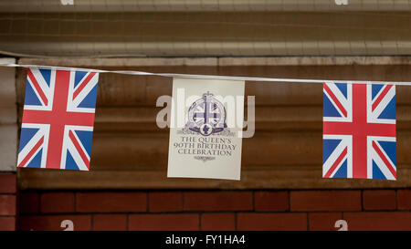 Windsor, Regno Unito. Il 20 aprile 2016. Il centro della città di Windsor è decorata con bandiere e bunting davanti alla regina il novantesimo compleanno di domani. Credito: Stephen Chung / Alamy Live News Foto Stock