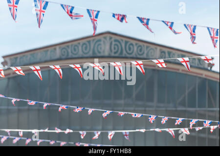 Windsor, Regno Unito. Il 20 aprile 2016. Il centro della città di Windsor è decorata con bandiere e bunting davanti alla regina il novantesimo compleanno di domani. Credito: Stephen Chung / Alamy Live News Foto Stock