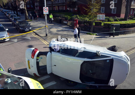 Londra, UK, 20 aprile 2016, auto ribaltata angolo di Albion Ave e a Wandsworth Road, Londra, Regno Unito. Wandsworth Road è una arteria trafficata tra Vauxhall e Wandsworth. Credito: JOHNNY ARMSTEAD/Alamy Live News Foto Stock