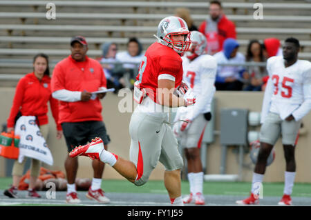 Albuquerque, NM, Stati Uniti d'America. Xvi Apr, 2016. Proprio #8 Cole Gautsche guarda indietro per un difensore come egli si dirige verso la zona di estremità nel loro scrimmage sabato presso la University Stadium. Sabato, Aprile. 16, 2016. © Jim Thompson/Albuquerque ufficiale/ZUMA filo/Alamy Live News Foto Stock