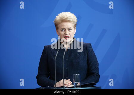 Berlino, Germania. Xx Apr, 2016. Della Lituania del Presidente Dalia ra Grybauskait? Incontra il Cancelliere Angela Merkel per la gazzetta ufficiale dello stato visi © Jakob Ratz/Pacific Press/Alamy Live News Foto Stock