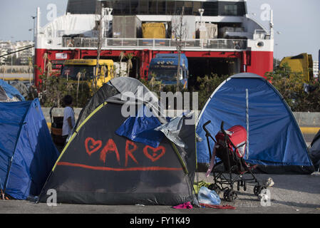 Atene, Grecia. Xx Apr, 2016. Circa 3.300 rifugiati restano nel porto del Pireo trovare un riparo temporaneo in tende. Il numero di rifugiati che risiedono presso il porto è sceso come molti sono spostati nei campi in Attica e la terraferma. © Nikolas Georgiou/ZUMA filo/Alamy Live News Foto Stock