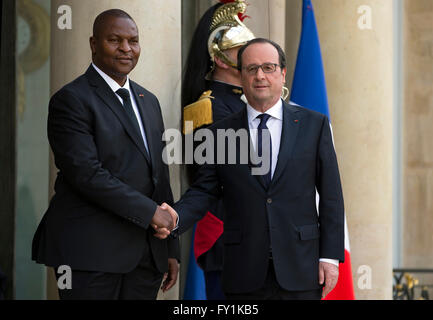 Parigi, Francia. Xx Apr, 2016. Il Presidente francese Francois Hollande (R) scuote le mani con la visita della Repubblica Centrafricana è Presidente Faustin-Archange Touadera all'Elysee Palace, a Parigi, Francia, 20 aprile 2016. Credito: Theo Duval/Xinhua/Alamy Live News Foto Stock