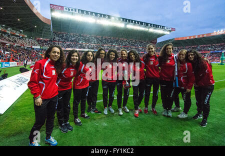 Gijon, Spagna. Xx Aprile, 2016. I giocatori di Hostelcur Gijon HC, vincitori della regina spagnola Cup del rullo di donne di hockey, di celebrare la loro vittoria durante la partita di calcio di spagnolo "La Liga " tra Real Sporting de Gijón e Sevilla FC a Molinón stadio su Aprile 20, 2016 in Gijon, Spagna. Credito: David Gato/Alamy Live News Foto Stock