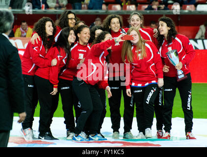 Gijon, Spagna. Xx Aprile, 2016. I giocatori di Hostelcur Gijon HC, vincitori della regina spagnola Cup del rullo di donne di hockey, di celebrare la loro vittoria durante la partita di calcio di spagnolo "La Liga " tra Real Sporting de Gijón e Sevilla FC a Molinón stadio su Aprile 20, 2016 in Gijon, Spagna. Credito: David Gato/Alamy Live News Foto Stock