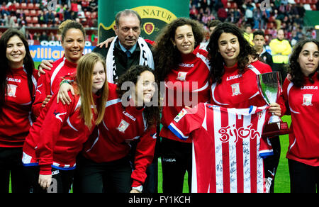 Gijon, Spagna. Xx Aprile, 2016. I giocatori di Hostelcur Gijon HC, vincitori della regina spagnola Cup del rullo di donne di hockey, di celebrare la loro vittoria durante la partita di calcio di spagnolo "La Liga " tra Real Sporting de Gijón e Sevilla FC a Molinón stadio su Aprile 20, 2016 in Gijon, Spagna. Credito: David Gato/Alamy Live News Foto Stock