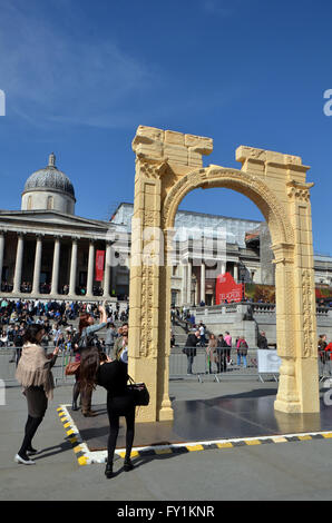 Londra, UK, 20 aprile 2016 Folla girare fuori in una giornata di sole per visualizzare una replica di un monumento siriano, due millenni vecchio e distrutto da un cosiddetto stato islamico in Siria, è stata eretta a Londra in Trafalgar Square.Il modello in scala del arco di trionfo in Palmyra in Siria è stato realizzato dal marmo egiziano dall Istituto di Archeologia Digitale (IDA) utilizzando la tecnologia 3D, basato su fotografie dell'originale arch. Credito: JOHNNY ARMSTEAD/Alamy Live News Foto Stock