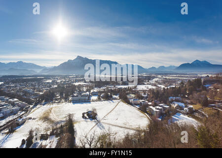 Vista della città dalla cima del castello di Hohensalzburg di Salisburgo, Austria Foto Stock