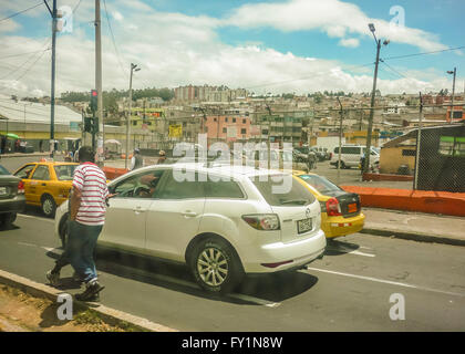 QUITO, ECUADOR, ottobre - 2015 - scena urbana di autostrada con un sacco di traffico a Quito, Ecuador Foto Stock