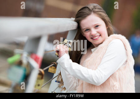 Giovane ragazza piuttosto che pongono all'esterno in una posizione urbana, Leeds, West Yorkshire, Inghilterra. Foto Stock