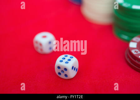 Dadi e poker chips su red casino tabella Foto Stock