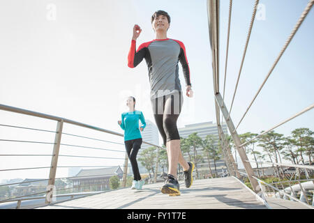 Coppia giovane acceso al park Foto Stock