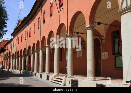 Un passaggio coperto e portici al di fuori Pinacoteca Nazionale di Bologna Via delle Belle Arti, Bologna, Italia. Foto Stock