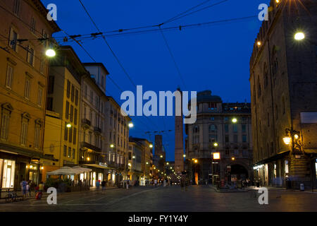 Via Francesco Rizzoli di Bologna, Italia, guardando verso le due torri. Foto Stock