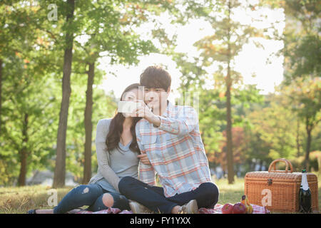 Paio di prendere una foto di sé insieme su un picnic Foto Stock