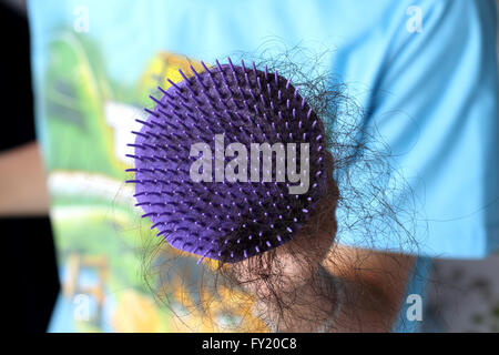 Problema dei capelli, perdita capelli sul pettine - close up Foto Stock