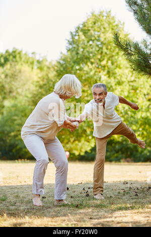 Coppia felice giocando e divertendosi in estate Foto Stock