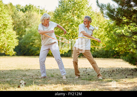 Corsi di formazione per gli anziani con hula hoops in estate per la sua salute Foto Stock