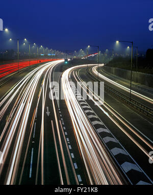 M25 di notte, guardando verso nord in direzione di incrocio 16 con la M40. Foto Stock