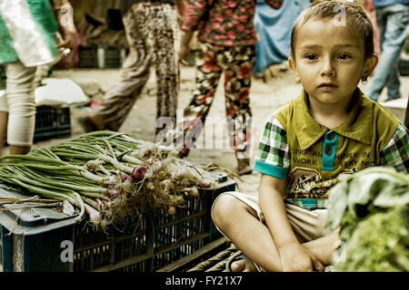 Un giovane venditore di verdure a Kathmandu in Nepal Foto Stock