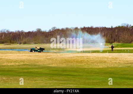 Skanor, Svezia - 11 Aprile 2016: lavoratore di sesso maschile di irrigazione è sul campo da golf ma il flessibile dell'acqua perde e diffondere l'acqua fino a Foto Stock