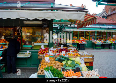 Mercato all'aperto, fuori Hala Targowa, il mercato coperto, Glowne Miasto, città principale, Gdansk, Pomerania, Polonia Foto Stock