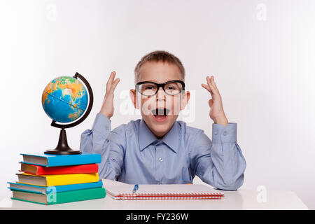 Funny schoolboy in bicchieri di grandi dimensioni Foto Stock