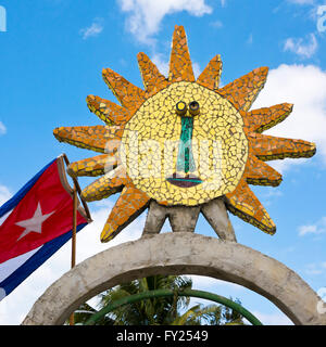 Vista sulla piazza di un variopinto mosaico di sun a Fusterlandia all Avana, Cuba. Foto Stock