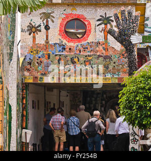 Vista sulla piazza di persone che guardano il colorato mosaico a Fusterlandia all Avana, Cuba. Foto Stock