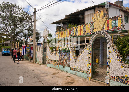 Vista orizzontale di una casa coperta in colorate mosiacs a Fusterlandia all Avana, Cuba. Foto Stock