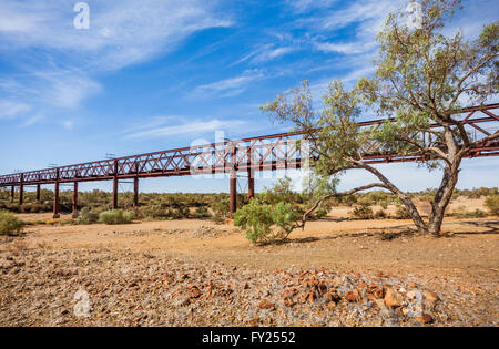 Il Algebuckina ponte ferroviario spaning il fiume Neales, Algebuckina sito storico sull'Oodnadatta Track in Sud Australia Foto Stock