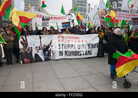 Curdi che protestavano contro il governo turco, chiedendo la fine della guerra in Kurdistan. Berlino, Germania. Foto Stock