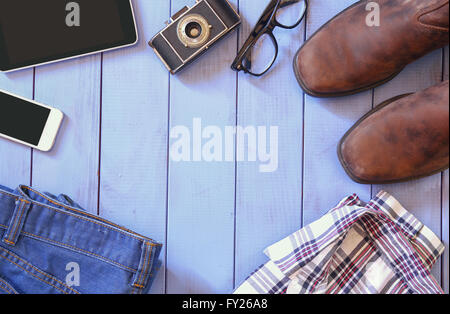 Top Visualizza immagine del hipster accessori e vestiti un sfondo di legno. vintage filtrato e tonica Foto Stock