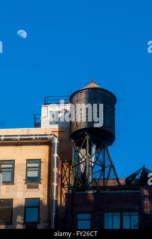 New York, NY 17 aprile 2016 Moon Rising over Noho. Foto Stock