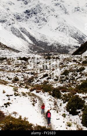 Gli escursionisti sulla Hooker Valley a piedi in Mt Cook National Park, Nuova Zelanda Foto Stock