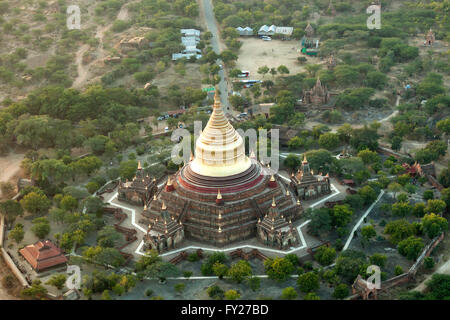 Una veduta aerea del Paya Dhammayazika nei dintorni della nuova Bagan (Myanmar). Con cinque ingressi nelle sue pareti esterne, Foto Stock